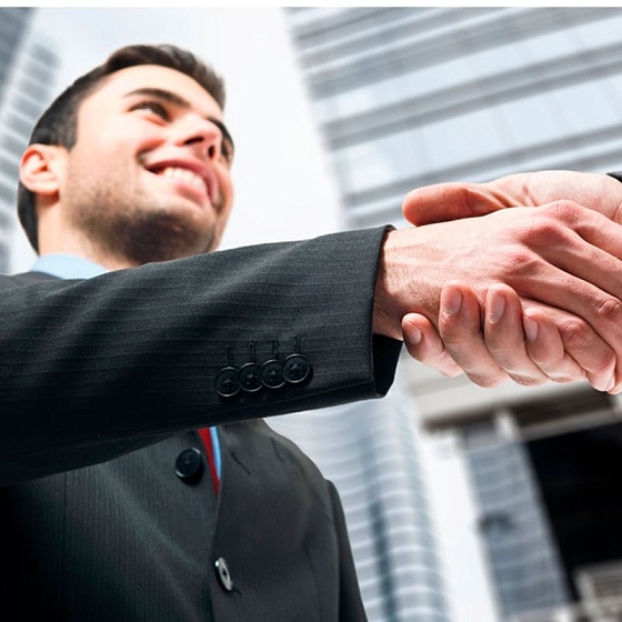 Дистриб'ютори та дилери